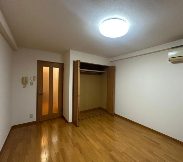 ꓏}V 29,800~  4.79%